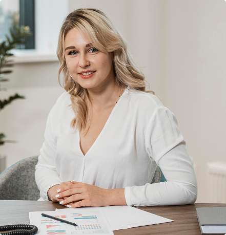 vorderansichtfrau die weisses hemd im buro tragt 1